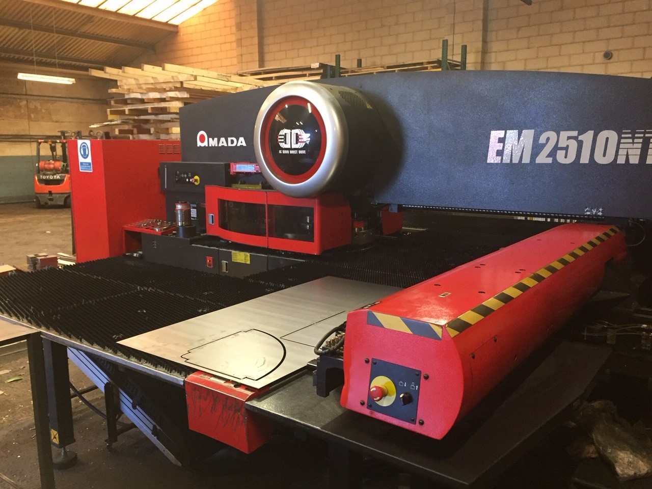 Amada Em2510nt Cnc Punching Machine Equipment Trader 